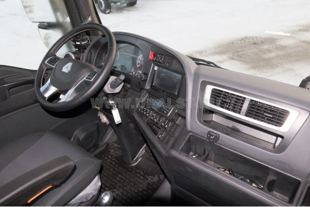 Приборная панель в кабине водителя