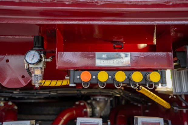 Блок пневмоуправления донными клапанами, манометр