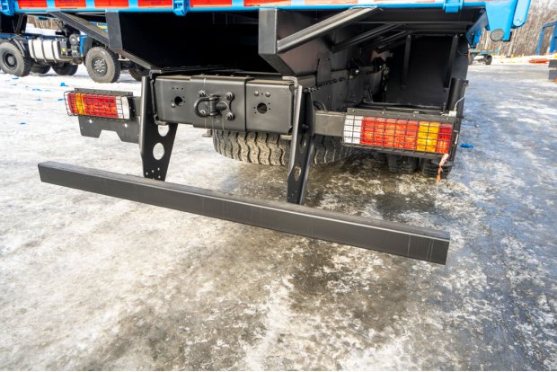 Заднее защитное устройство