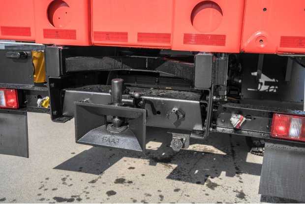 Заднее защитное устройство