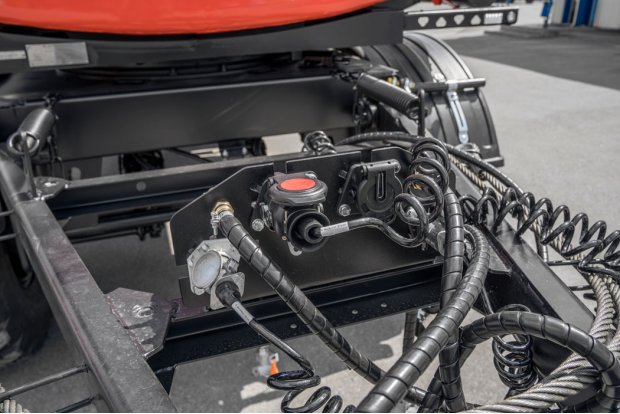 Разъемы для соединения электросистемы и пневмосистемы прицепа и тягача