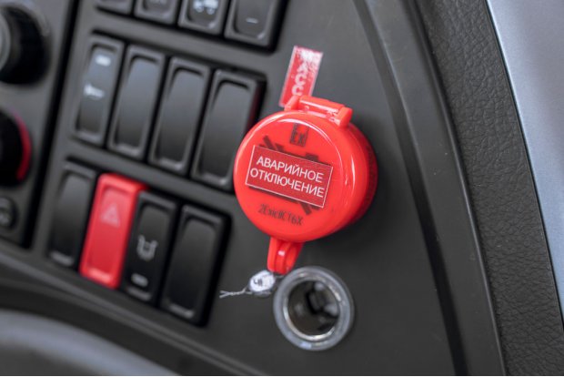 Кнопка отключения массы в кабине 