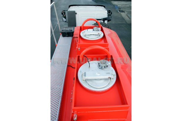 Заливные горловины цистерны