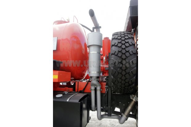 Выхлопная система нефтепромысловой автоцистерны за кабиной и вверх