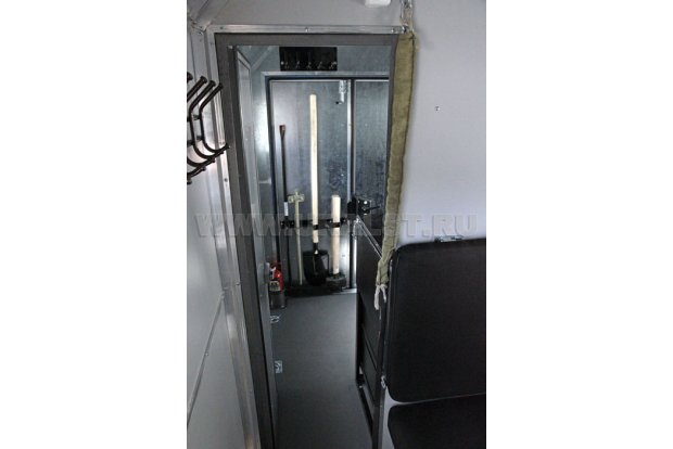 Вход в грузовой отсек из бытового отсека