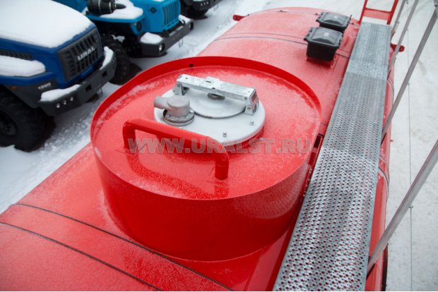 Заливные горловины цистерны