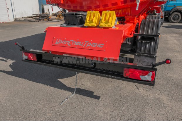 Заднее защитное устройство