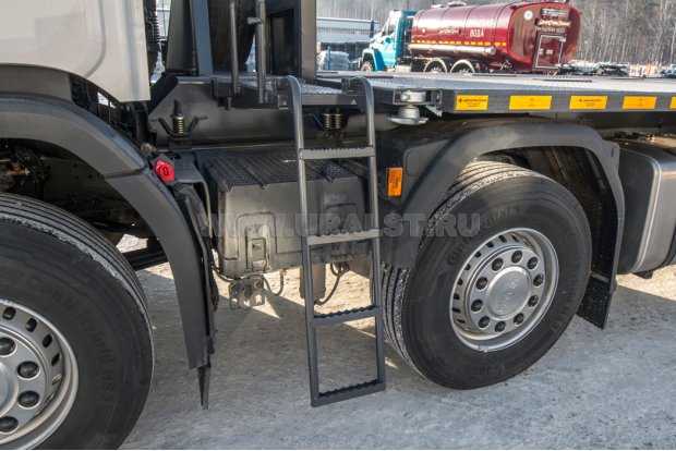 Площадка с лестницей