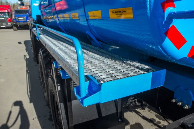 Боковые площадки обслуживания цистерны