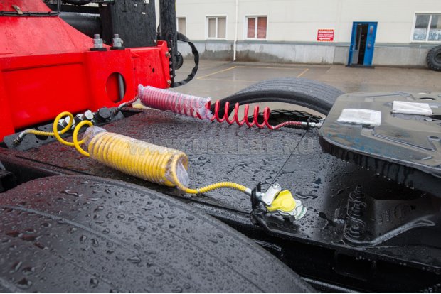 Разъемы пневмо-электро системы тягача