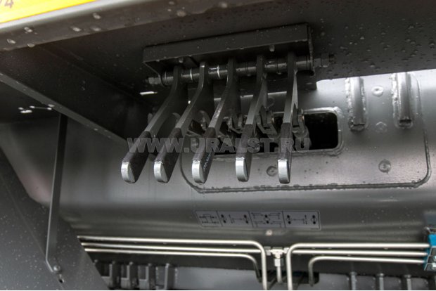 Дублирование рычагов управления опорами с правой стороны автокрана