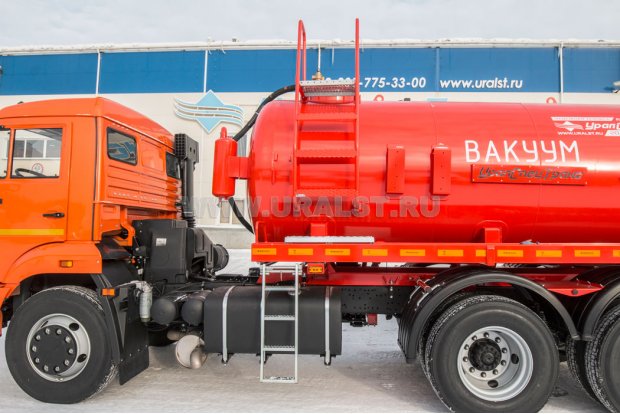 Лестница для подъема на площадку обслуживания цистерны