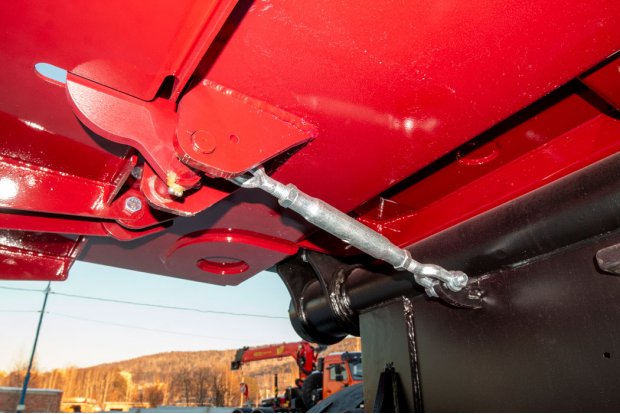 Запорный механизм заднего борта