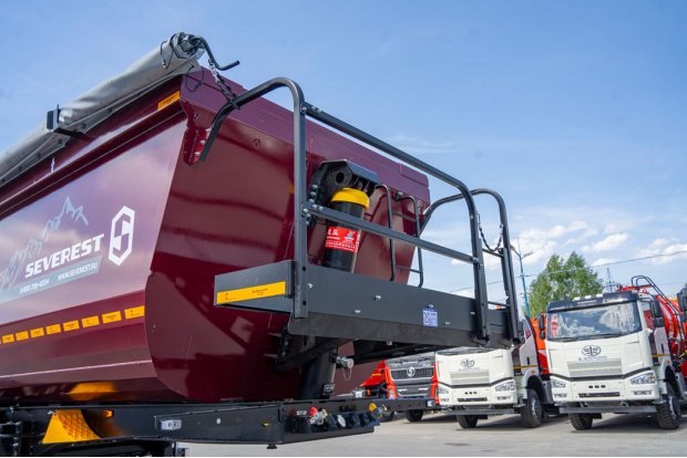 Площадка обслуживания со складной лестницей