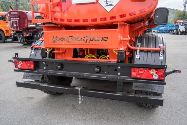 Заднее защитное устройство