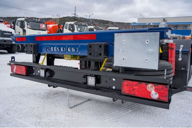 Заднее защитное устройство