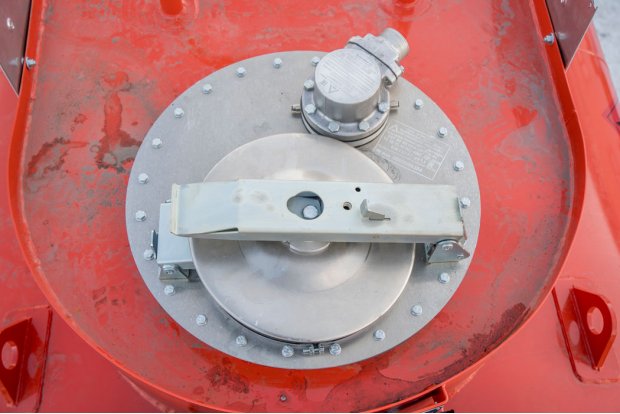 Заливная горловина цистерны