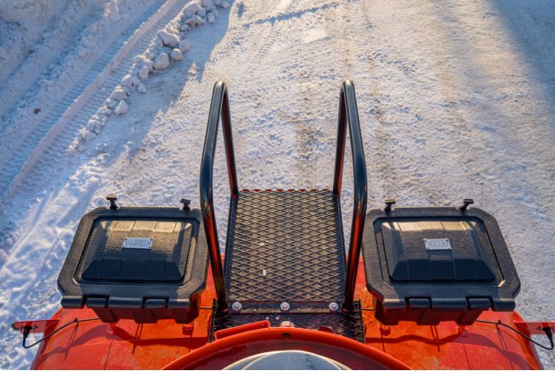 Площадка обслуживания заливной горловины, ящики для песка и кошмы