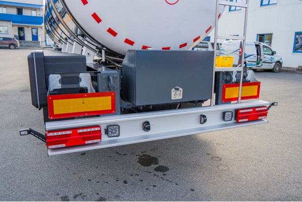 Заднее защитное устройство