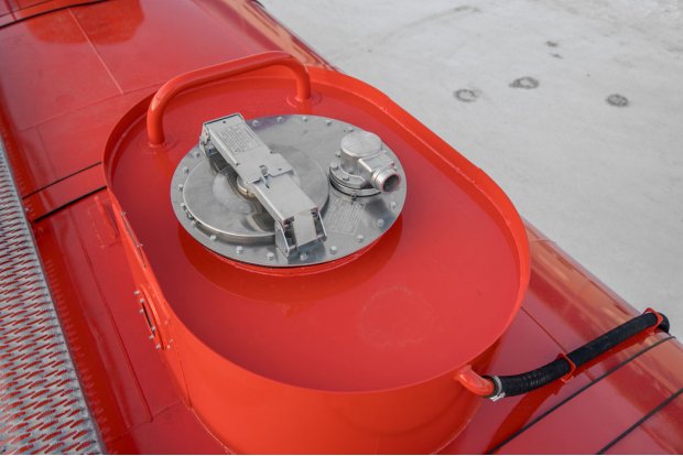 Заливная горловина цистерны