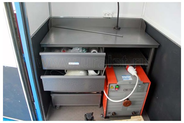 Верстак с выдвижными ящиками