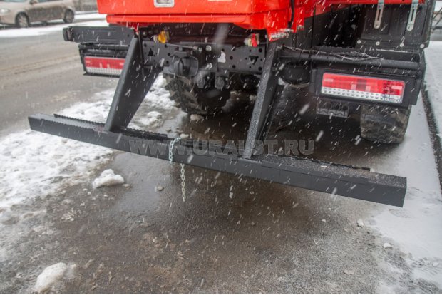 Заднее защитное устройство