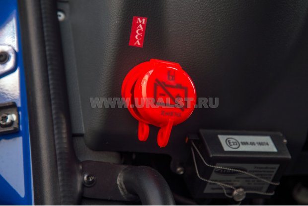 Кнопка отключения массы в кабине водителя