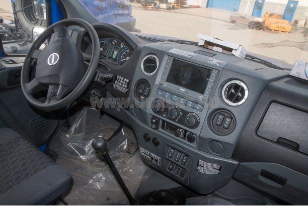 Приборная панель в кабине водителя