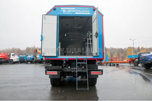 Задние распашные двери