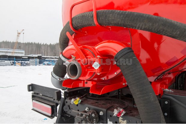 Приемный лючок с обогревом сливного крана выхлопными газами