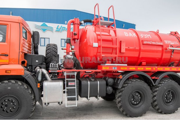 Лестница для подъема на площадку обслуживания