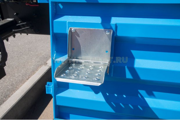 Складная ступень для подъема на бортовую платформу