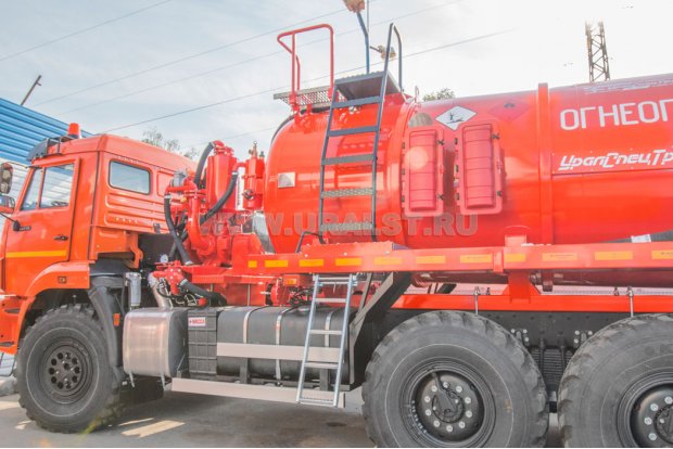 Лестница для подъема на площадку обслуживания цистерны