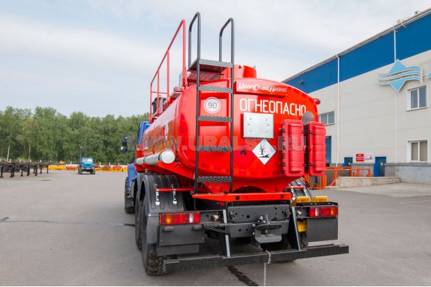 Лестница для подъема на площадку обслуживания цистерны