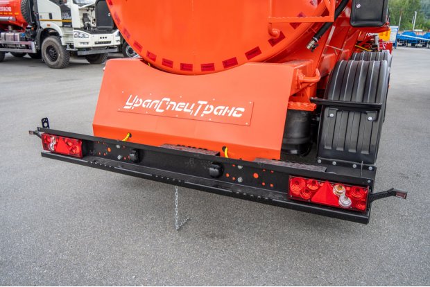 Заднее защитное устройство