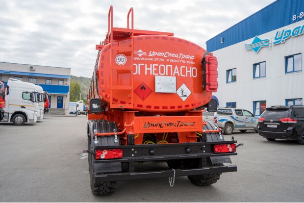 Лестница с площадкой обслуживания КМУ