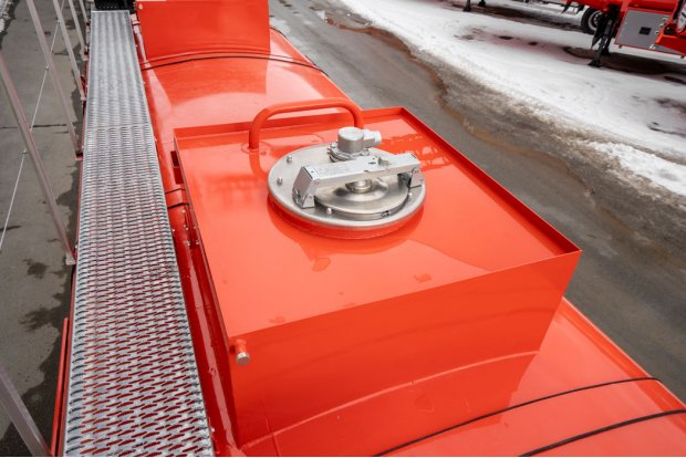 Заливная горловина цистерны