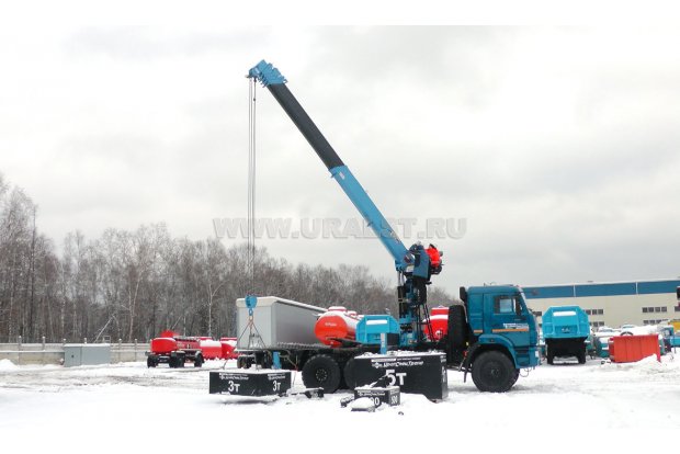 Седельный тягач Камаз с краном-манипулятором