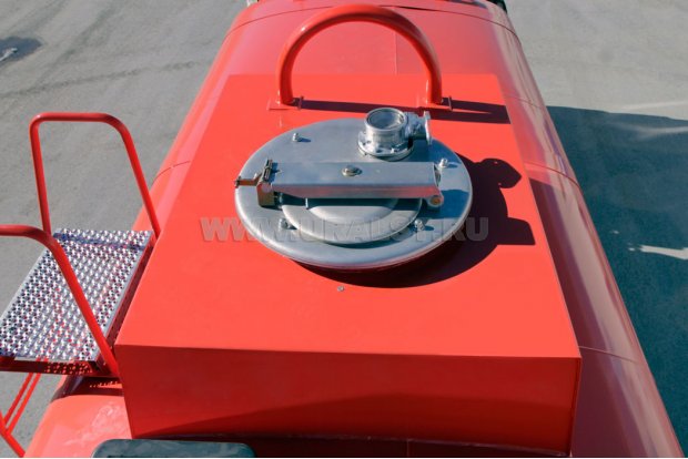 Заливная горловина цистерны