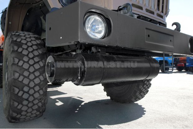 Выхлопная система топливозаправщика под передний бампер