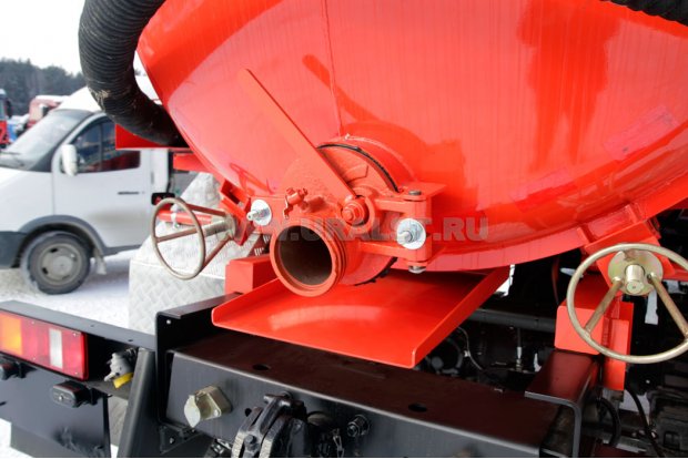 Заборный/сливной узел емкости