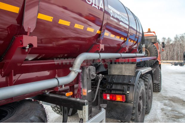 Трубопровод отвода выхлопных газов от выхлопной системы автомобиля-тягача к заборному лючку вакуумного полуприцепа