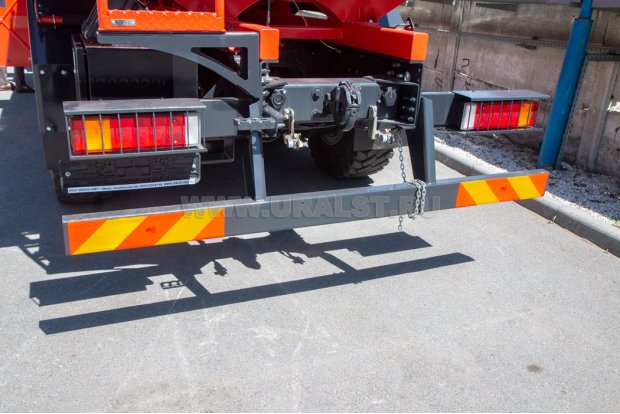 Заднее защитное устройтсво