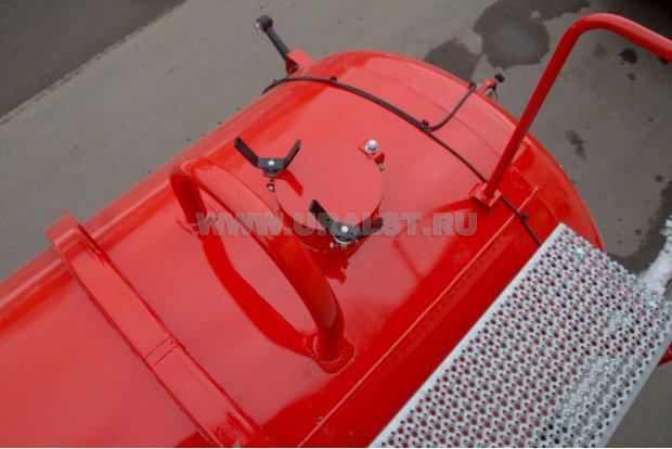 Дополнительная заливная горловина