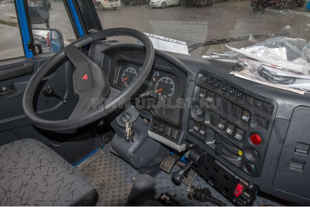 Приборная панель в кабине водителя