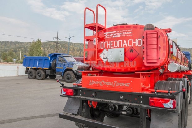 Лестница на площадку обслуживания заливных горловин