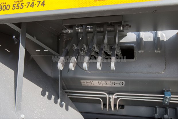 Дублирование рычагов управления опорами с правой стороны автокрана