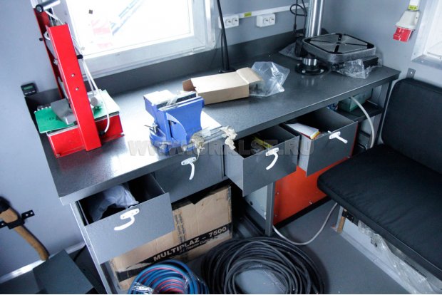 Верстак с выдвижными ящиками