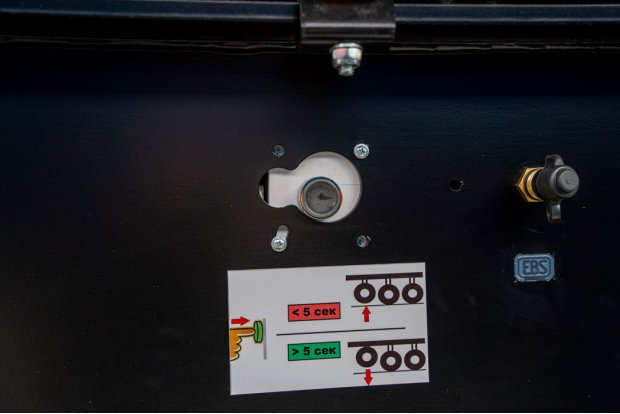 Кран управления подъемной осью