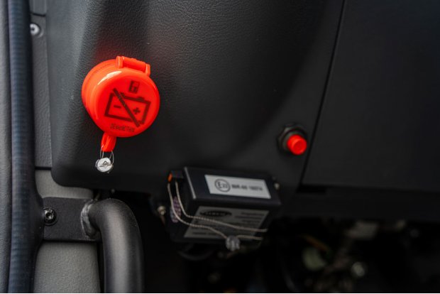 Кнопка отключения массы в кабине водителя